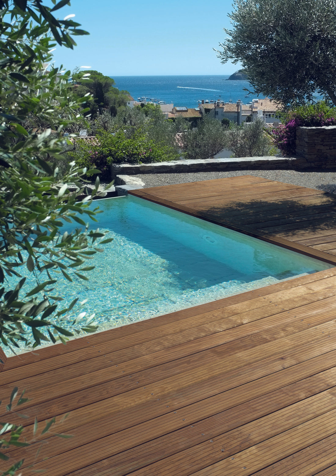 Entretenir sa terrasse en pin maritime : nos conseils simples et efficaces