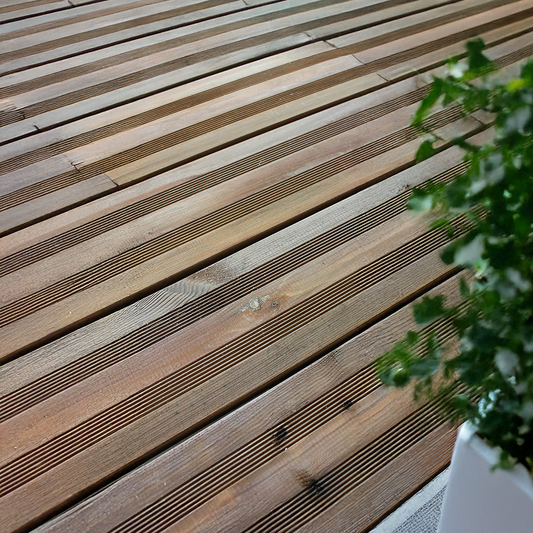 Lame Terrasse Pin Maritime Petits Nœuds Striée Plat 2 faces 22x145x3000 mm Classe 4 Brun