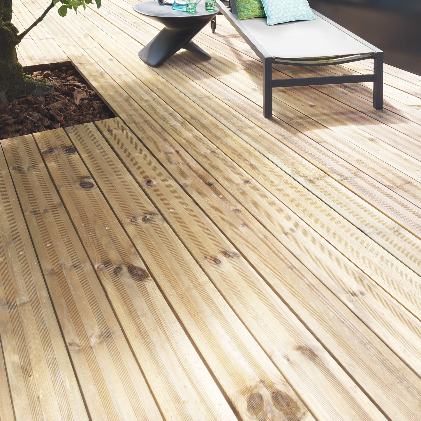 Lame Terrasse Pin Maritime Noueux 1 face Lisse et 1 face Striée Plat 27x120x2400 mm Classe 4 Brun